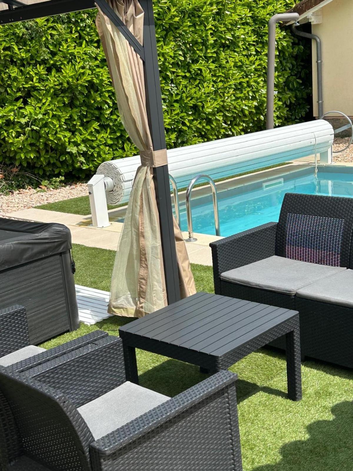 Jolie Villa Independante Climatisee 3 Chambres Tout Confort 6 Couchages, Piscine Chauffee 4 X 8 Disponible Selon Meteo De Mai A Fin Septembre, Jacuzzi 4 Places, Boulodrome Eclaire, Ping-Pong, Wifi, Proche Commerces Animaux Domestiques Sur Demande Bretenoux 외부 사진
